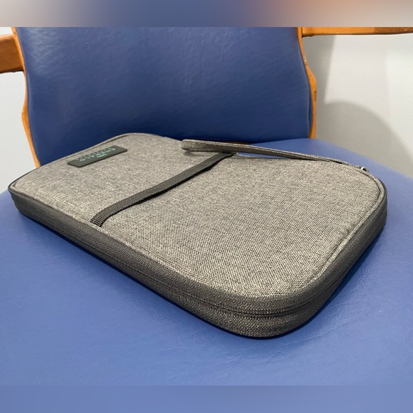 New Emerald Waterways travel documents zip-around organizer - Picture 13 of 15